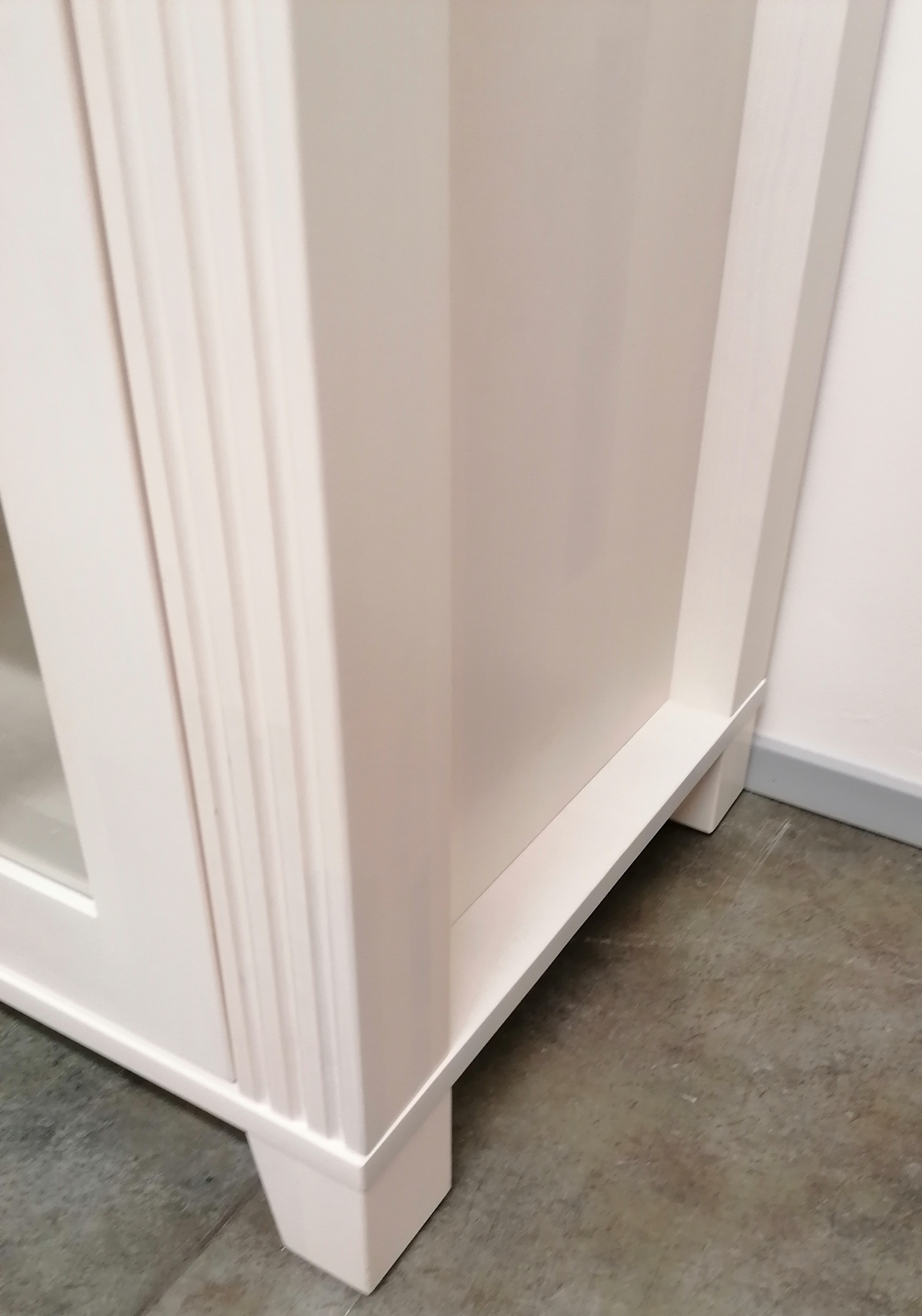Stina kasepuidust vitriinkapi jala detail