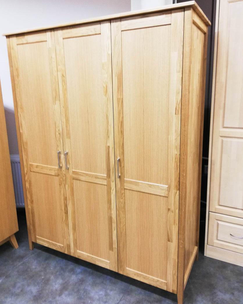 Lauma riidekapp tamm 3 uksega