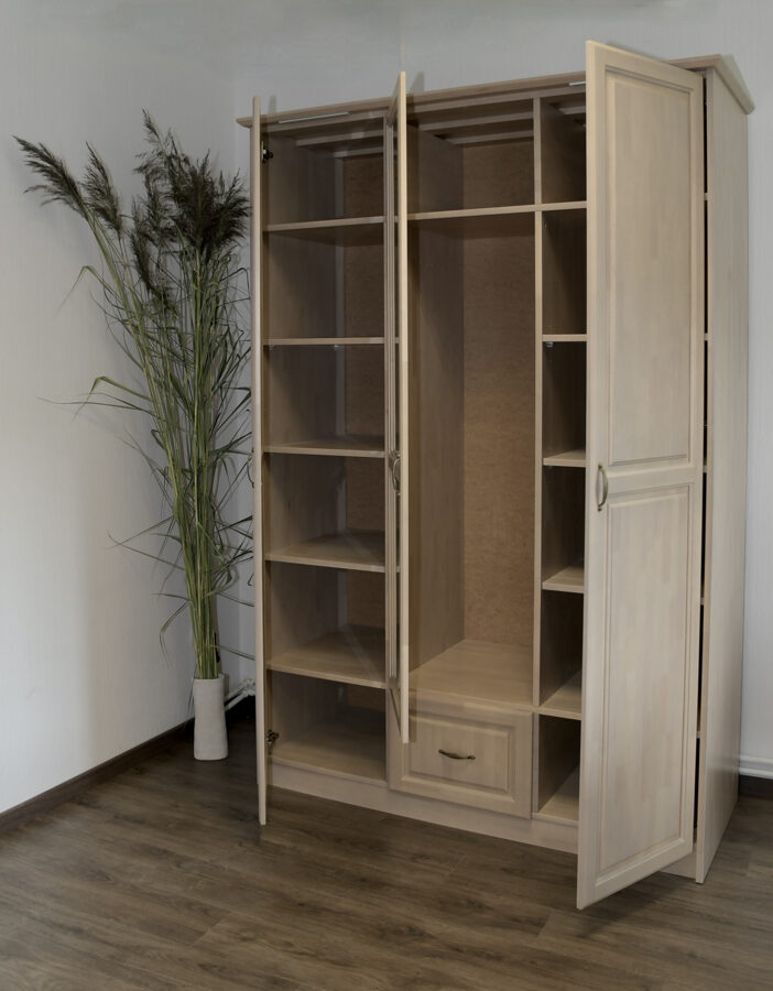 Niki riidekapp kolme uksega