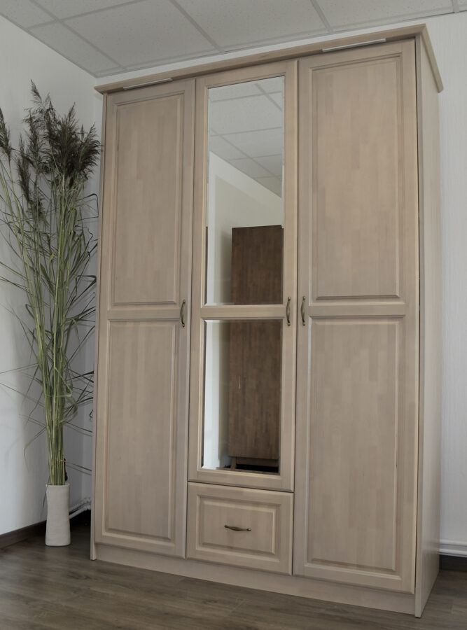 Niki riidekapp kolme uksega